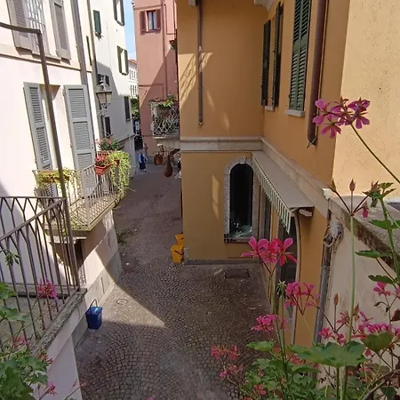 Finestra Sulla Piazza *